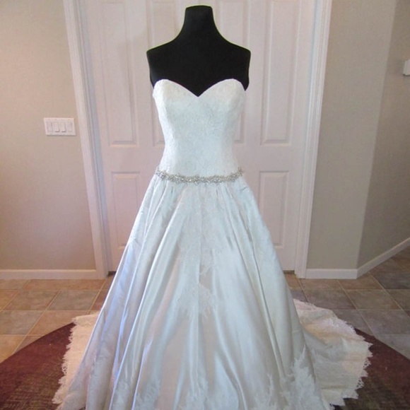 Allure Bridals Dresses & Skirts - Allure style 9165 Wedding Dress